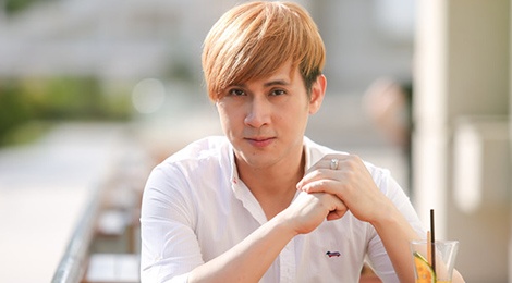 Ca si Nguyen Vu ke tung bi ong bau noi tieng Sai Gon ga gam song chung hinh anh