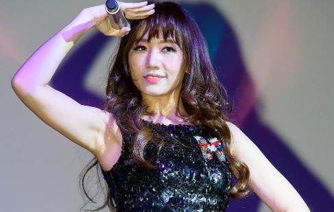 Noi tieng Viet het ngong nghiu, Hari Won tu tin hat ca khuc moi hinh anh