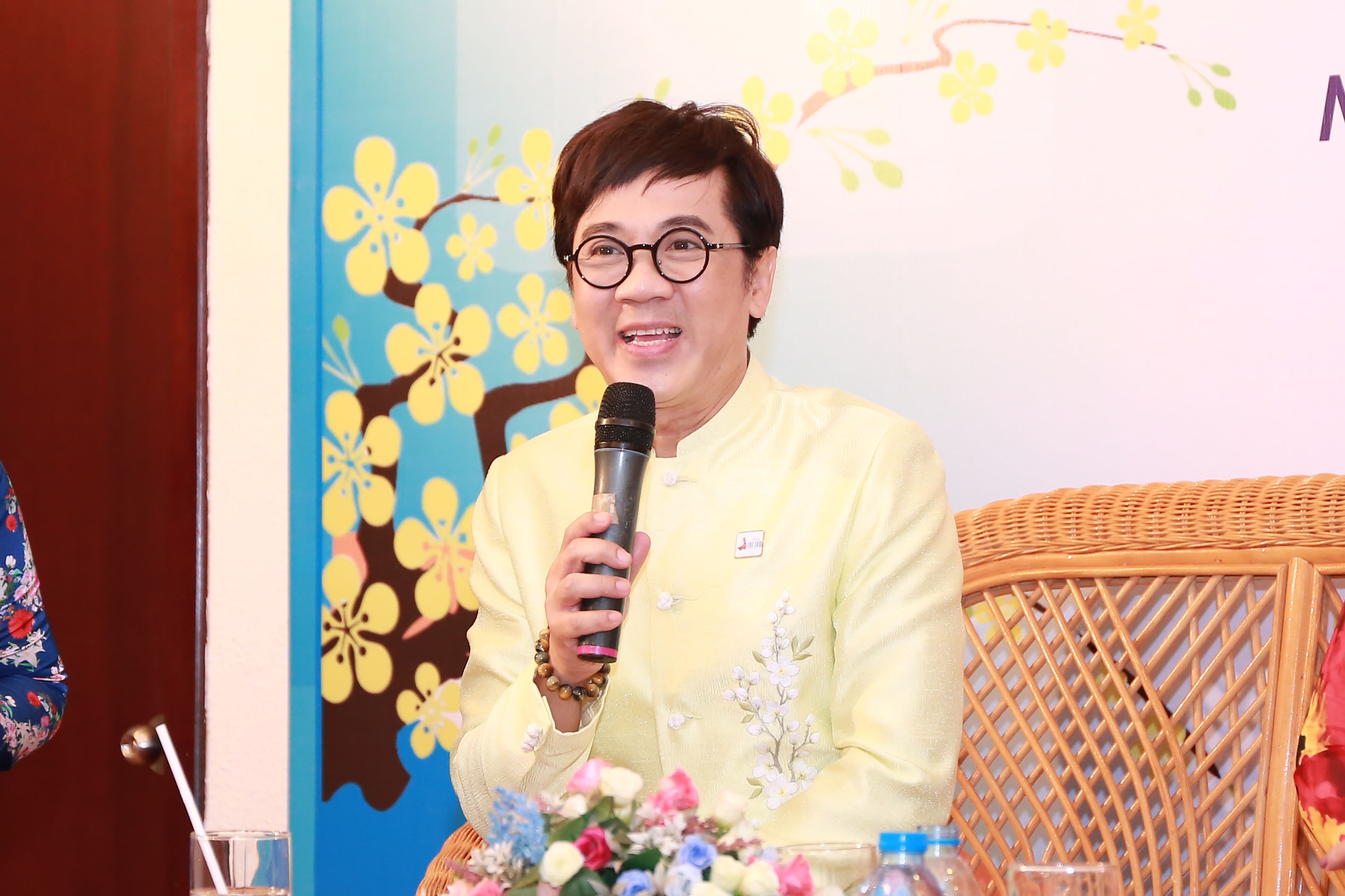 Thanh Loc tung so mac ao dai anh 1