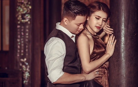 To Ny mac ao yem chup anh cuoi voi chong phi cong hinh anh