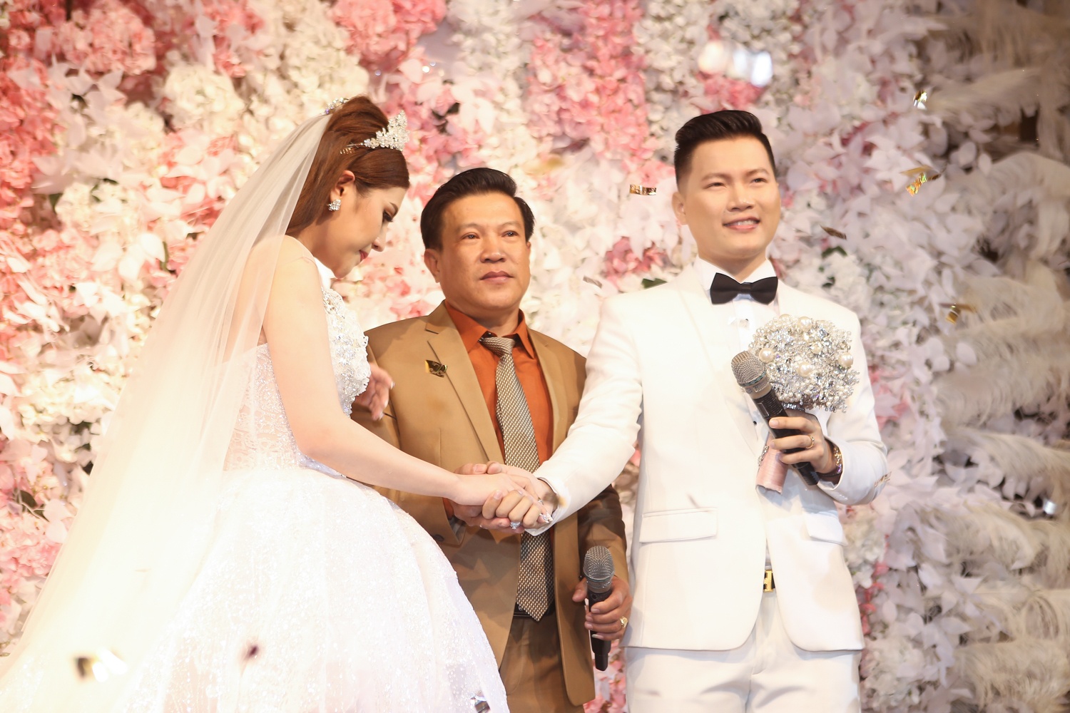 Dam Vinh Hung du le cuoi cua To Ny anh 7