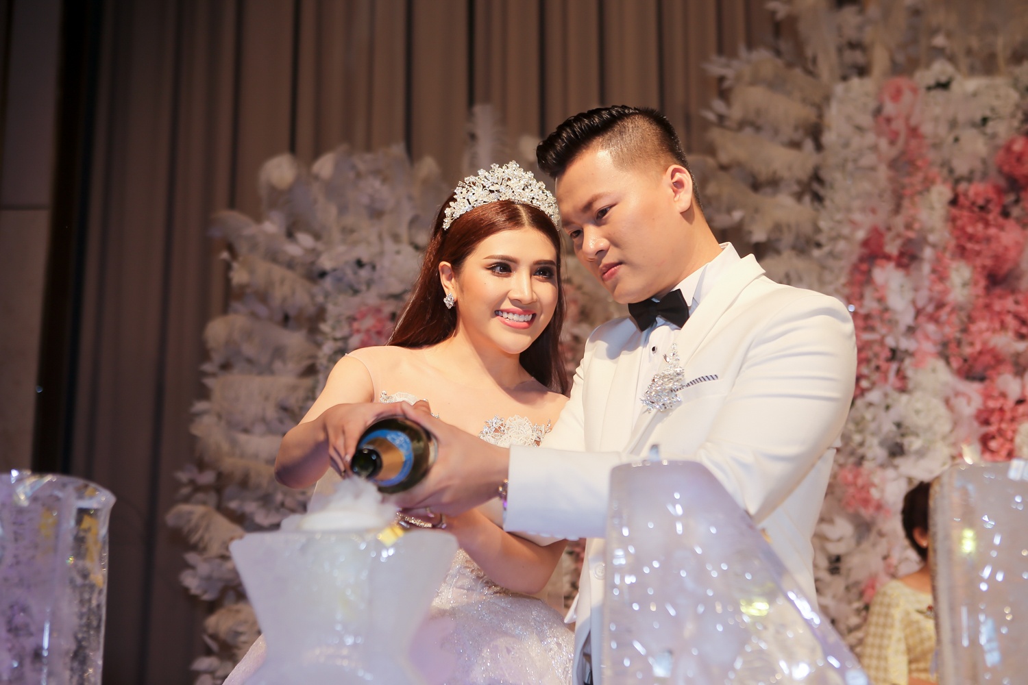 Dam Vinh Hung du le cuoi cua To Ny anh 10