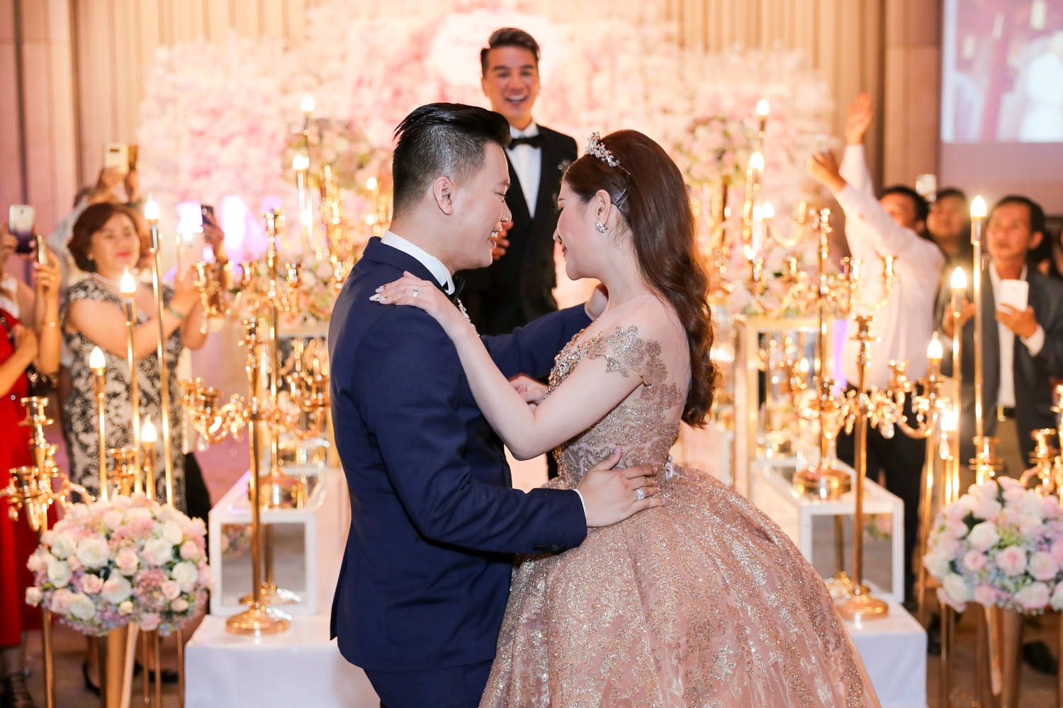 Dam Vinh Hung du le cuoi cua To Ny anh 11