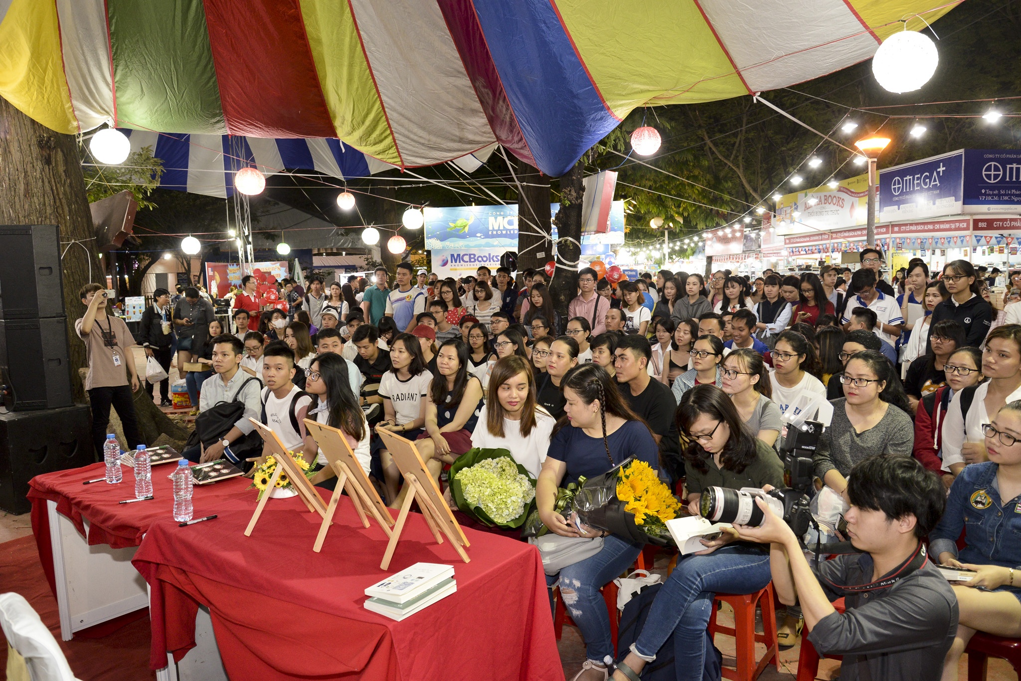 Ra mat sach cua Hamlet Truong,  Iris Cao anh 2