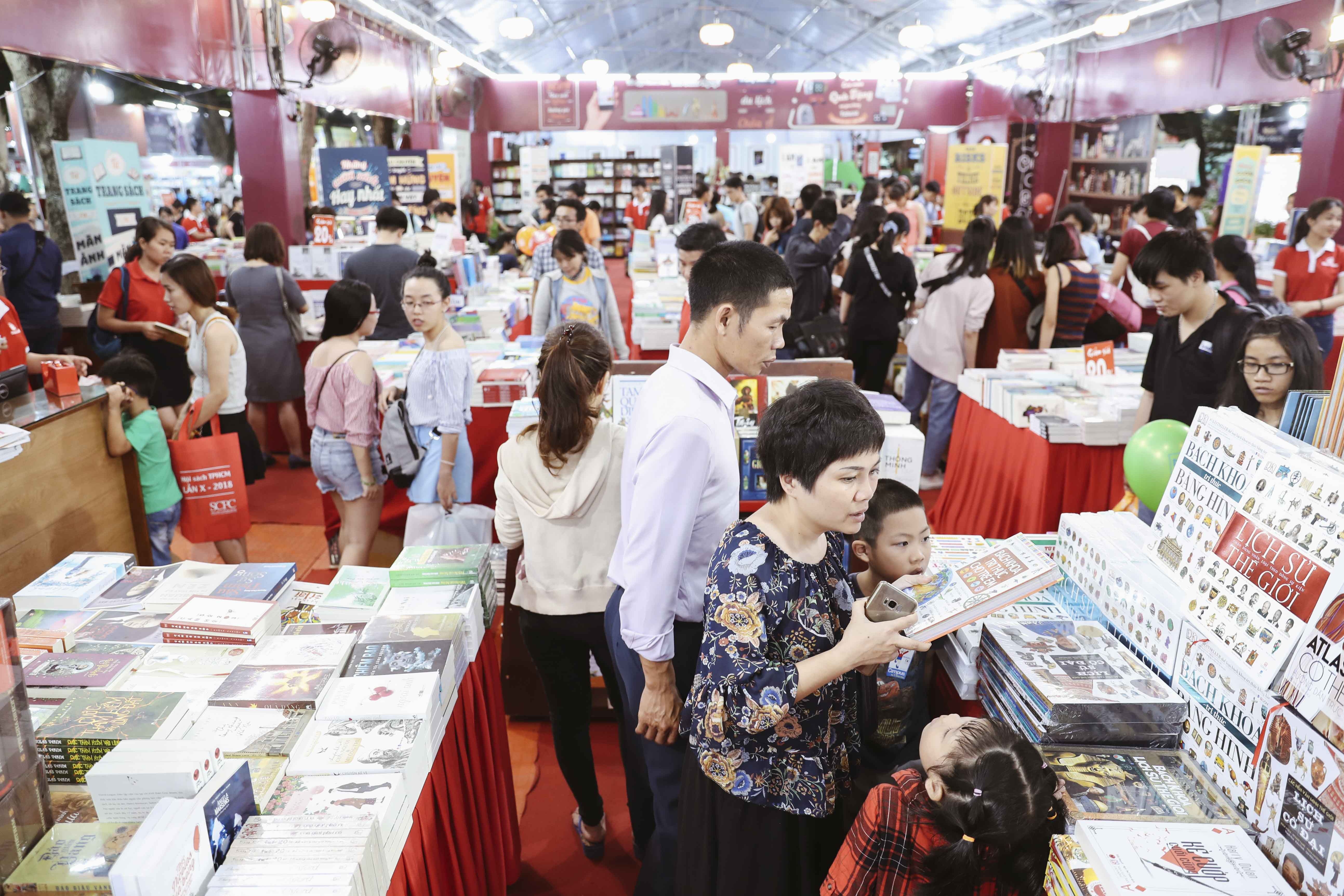 Hoi sach dat doanh thu 5 ty dong trong ngay dau anh 1