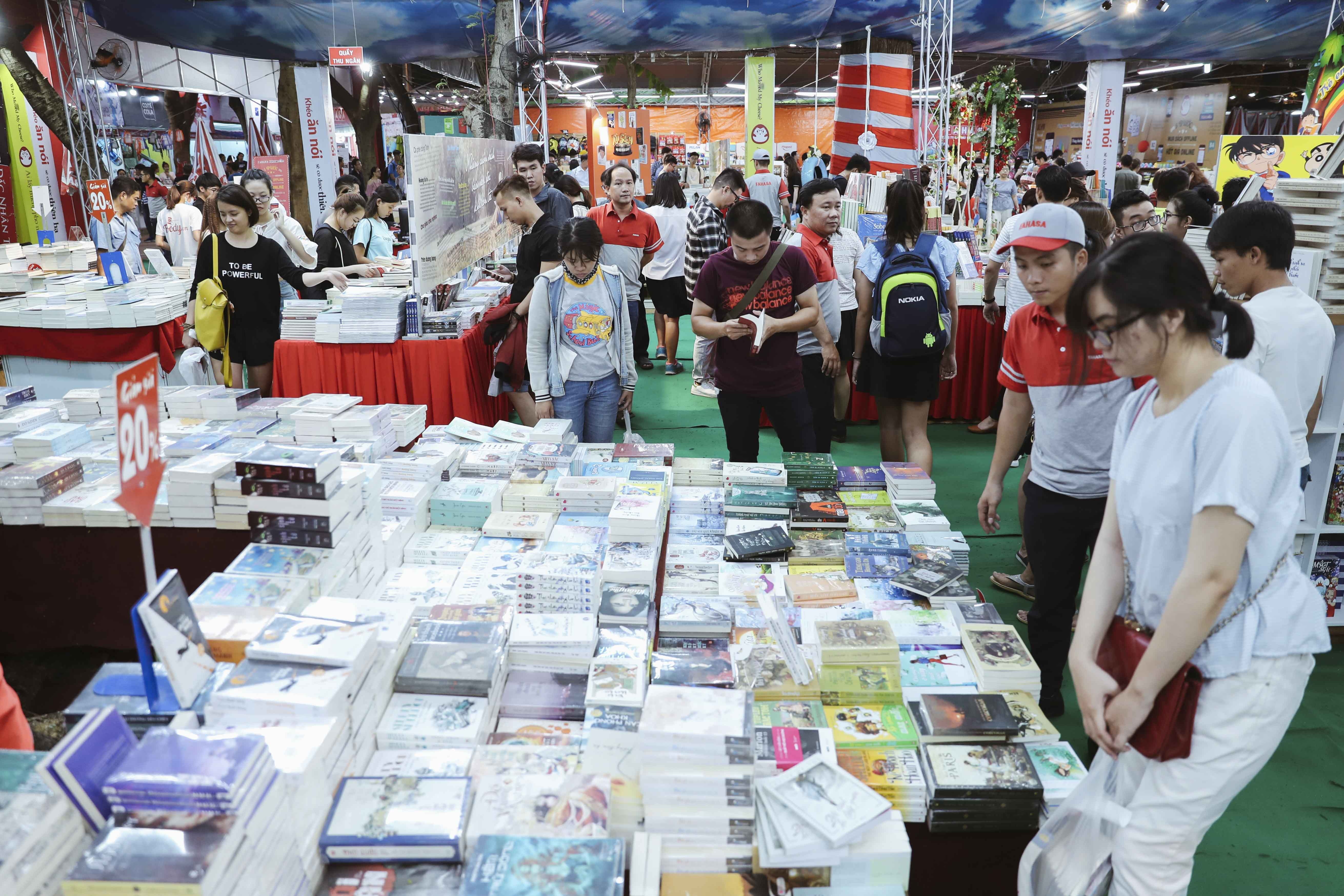 Hoi sach dat doanh thu 5 ty dong trong ngay dau anh 2