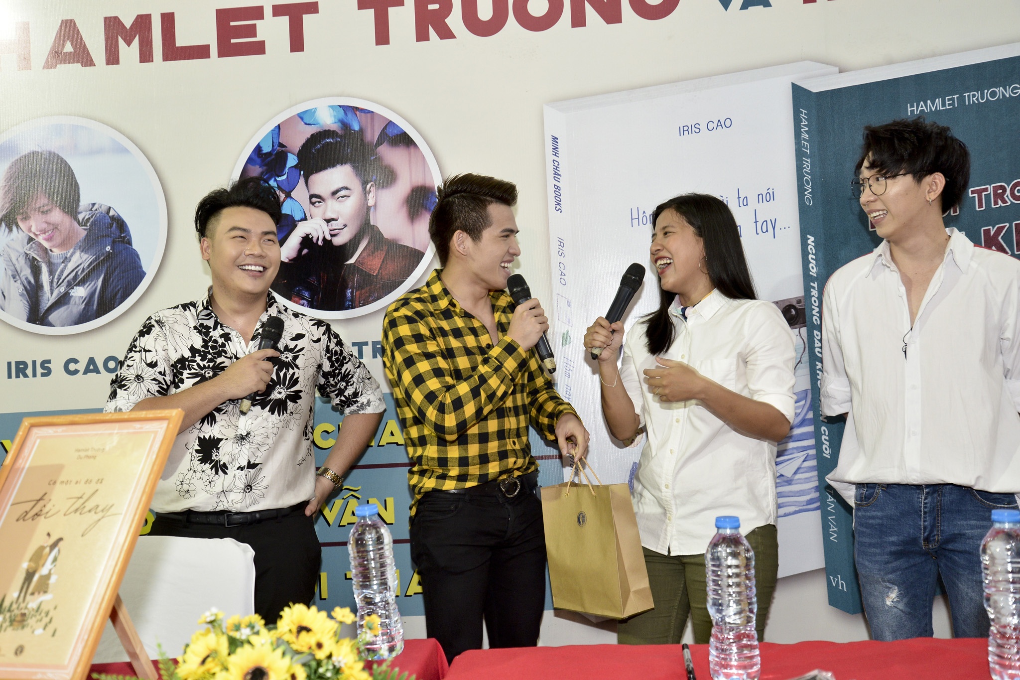 Ra mat sach cua Hamlet Truong,  Iris Cao anh 4