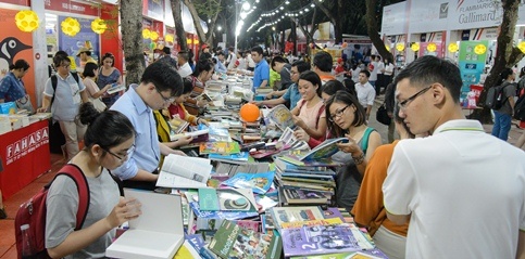 Hoi sach TP.HCM hut khach tu sang den khuya, thu 5,4 ty trong ngay hinh anh