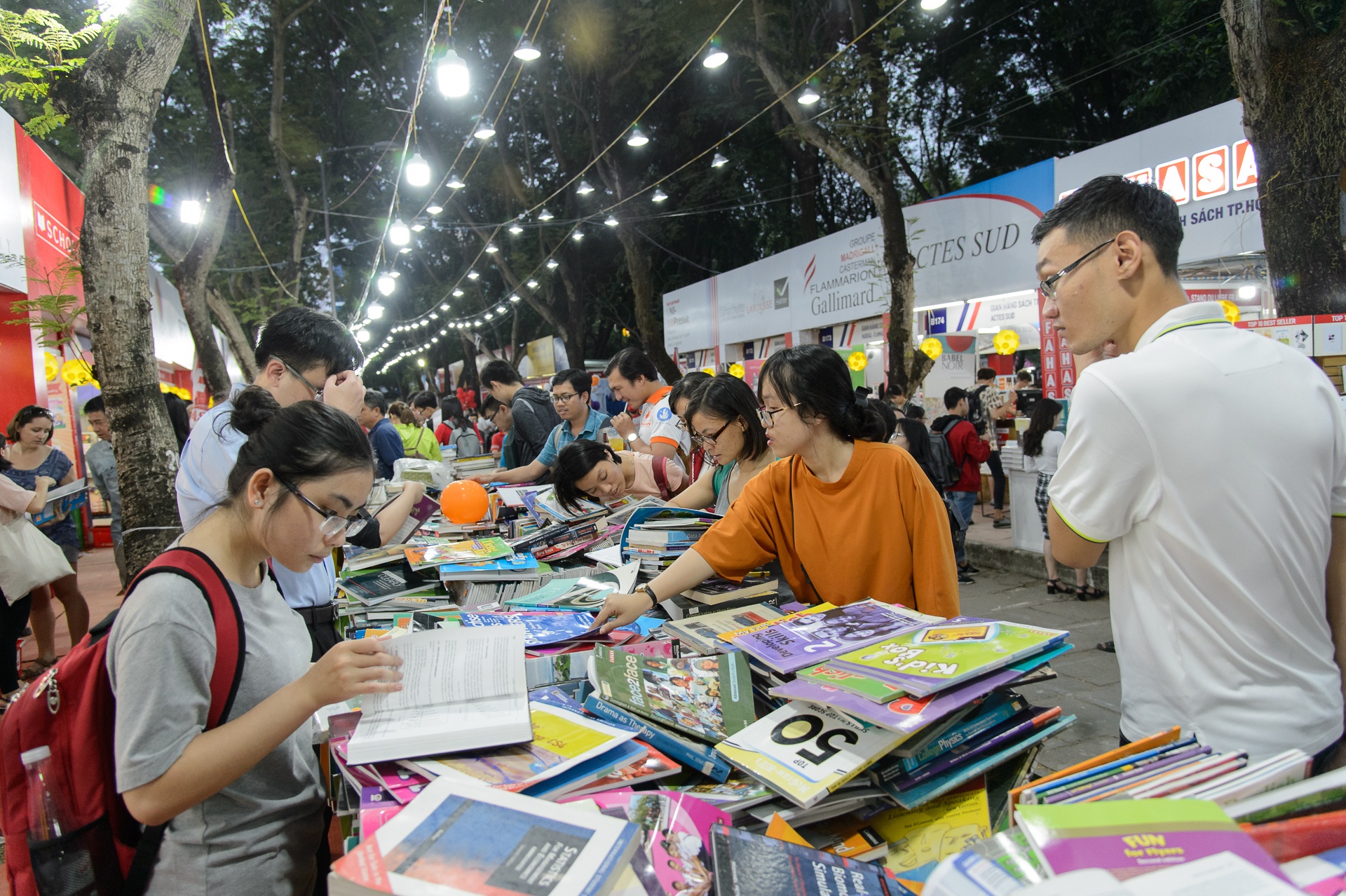 Doanh thu hoi sach TP.HCM 2018 ngay thu 3 anh 1