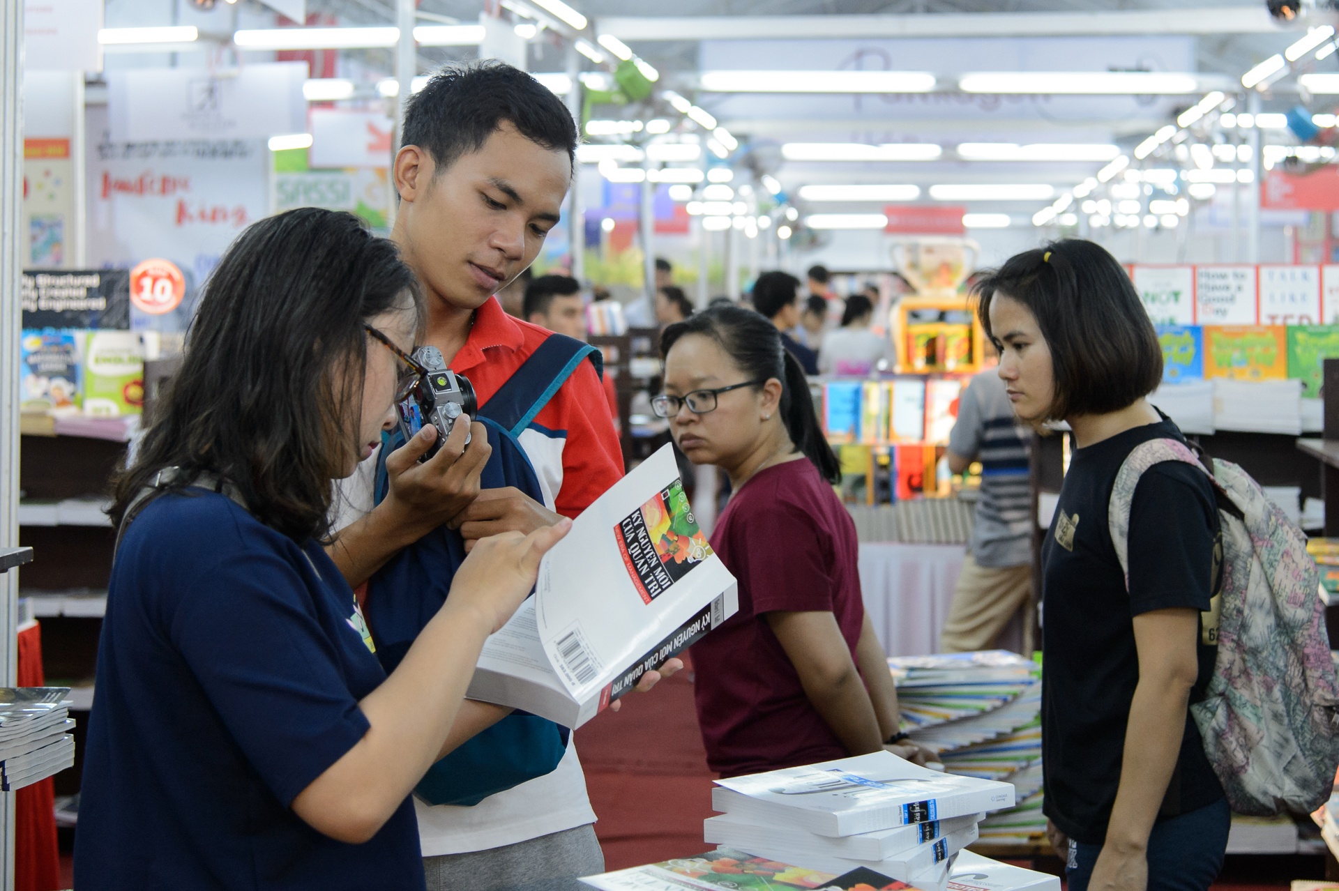 Doanh thu hoi sach TP.HCM 2018 ngay thu 3 anh 3