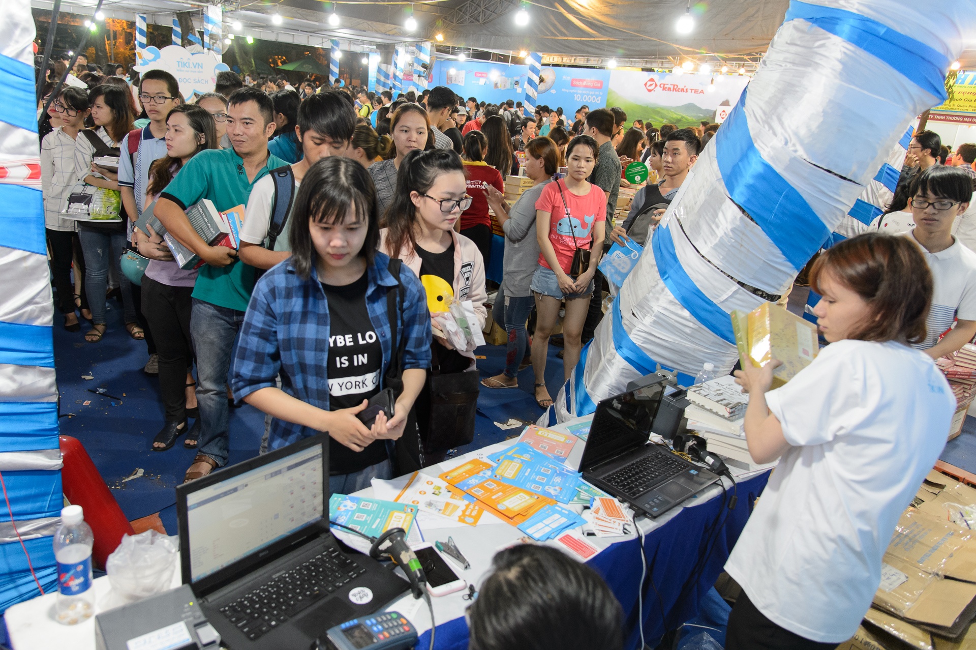 Doanh thu hoi sach TP.HCM 2018 ngay thu 3 anh 7