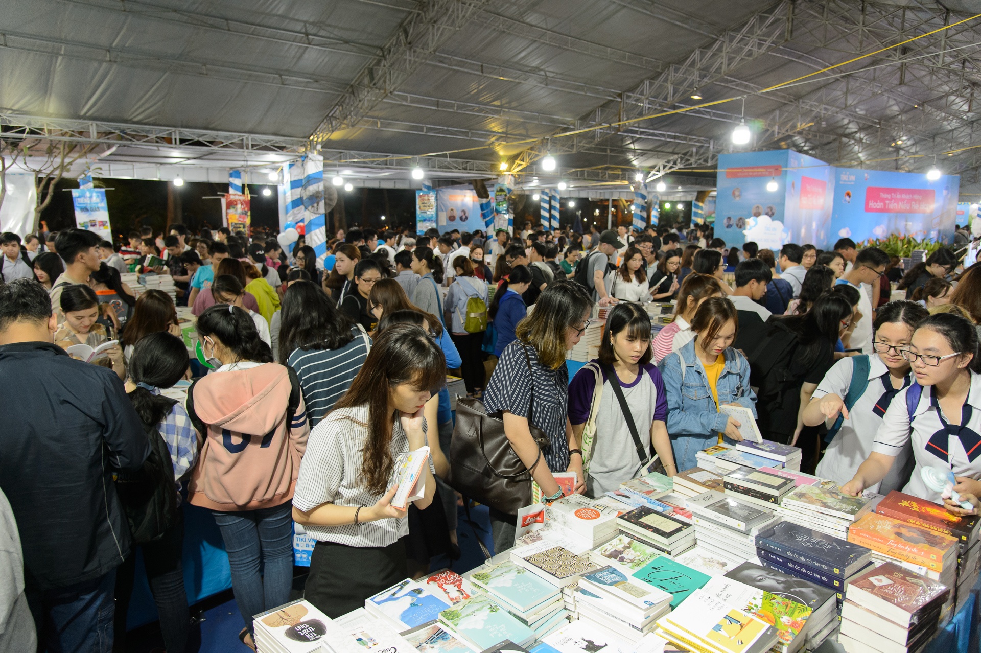 Doanh thu hoi sach TP.HCM 2018 ngay thu 3 anh 4