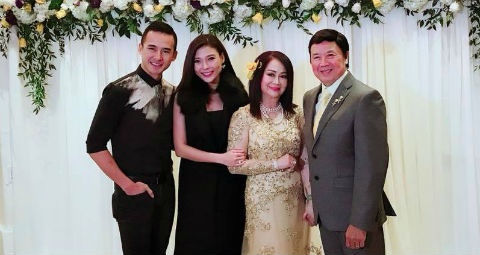 NSUT Bao Quoc va vo to chuc le cuoi vang o My hinh anh