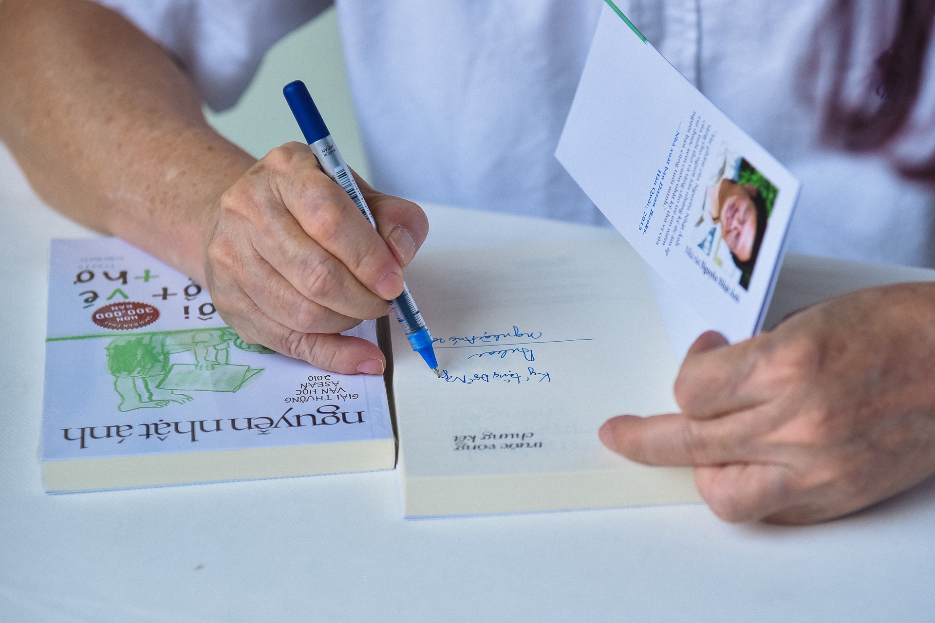 Nguyen Nhat Anh ky tang sach o hoi sach anh 4