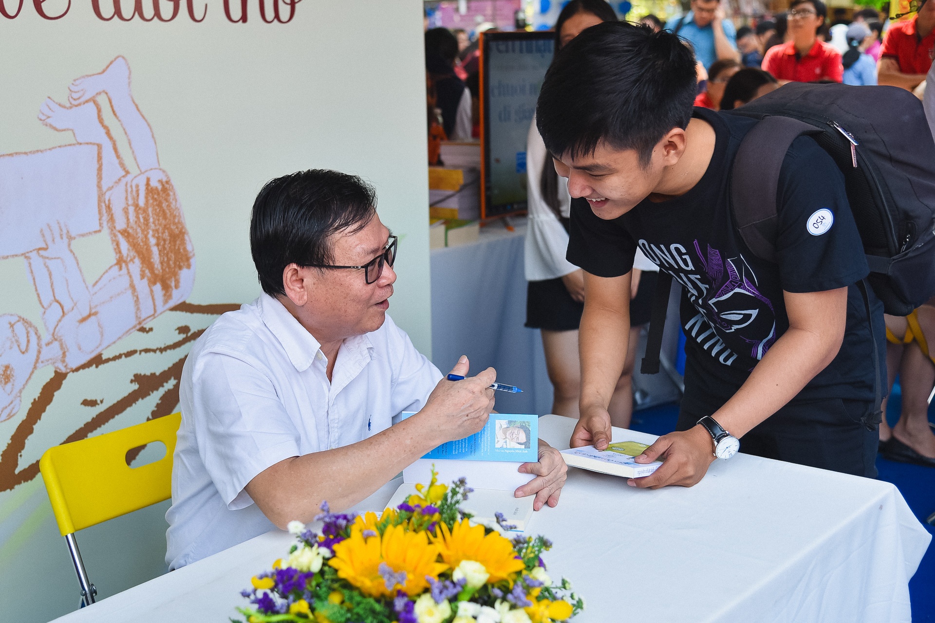 Nguyen Nhat Anh ky tang sach o hoi sach anh 3