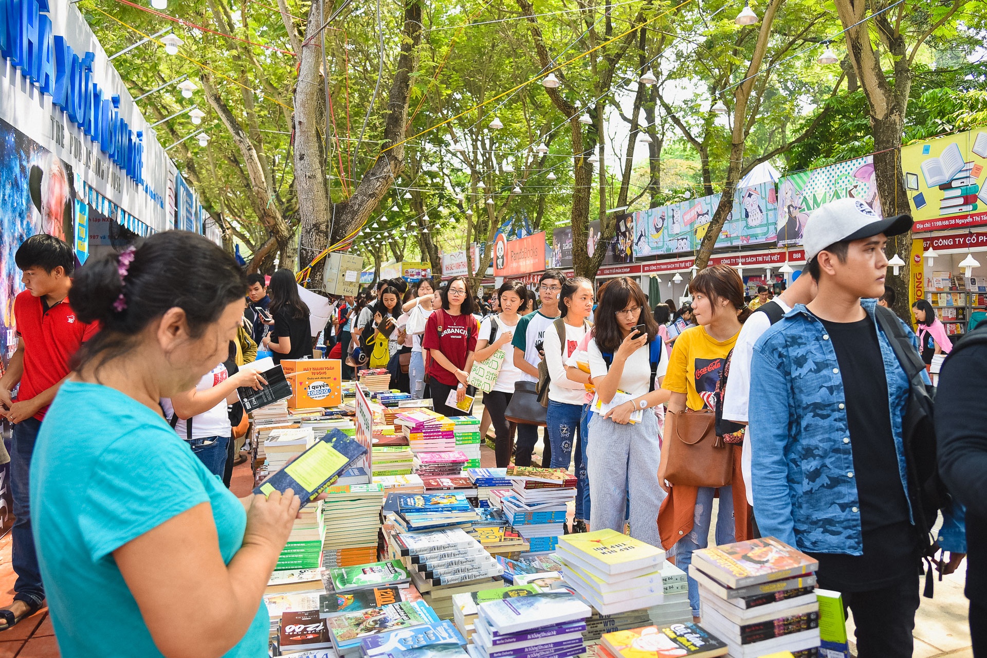 Nguyen Nhat Anh ky tang sach o hoi sach anh 5