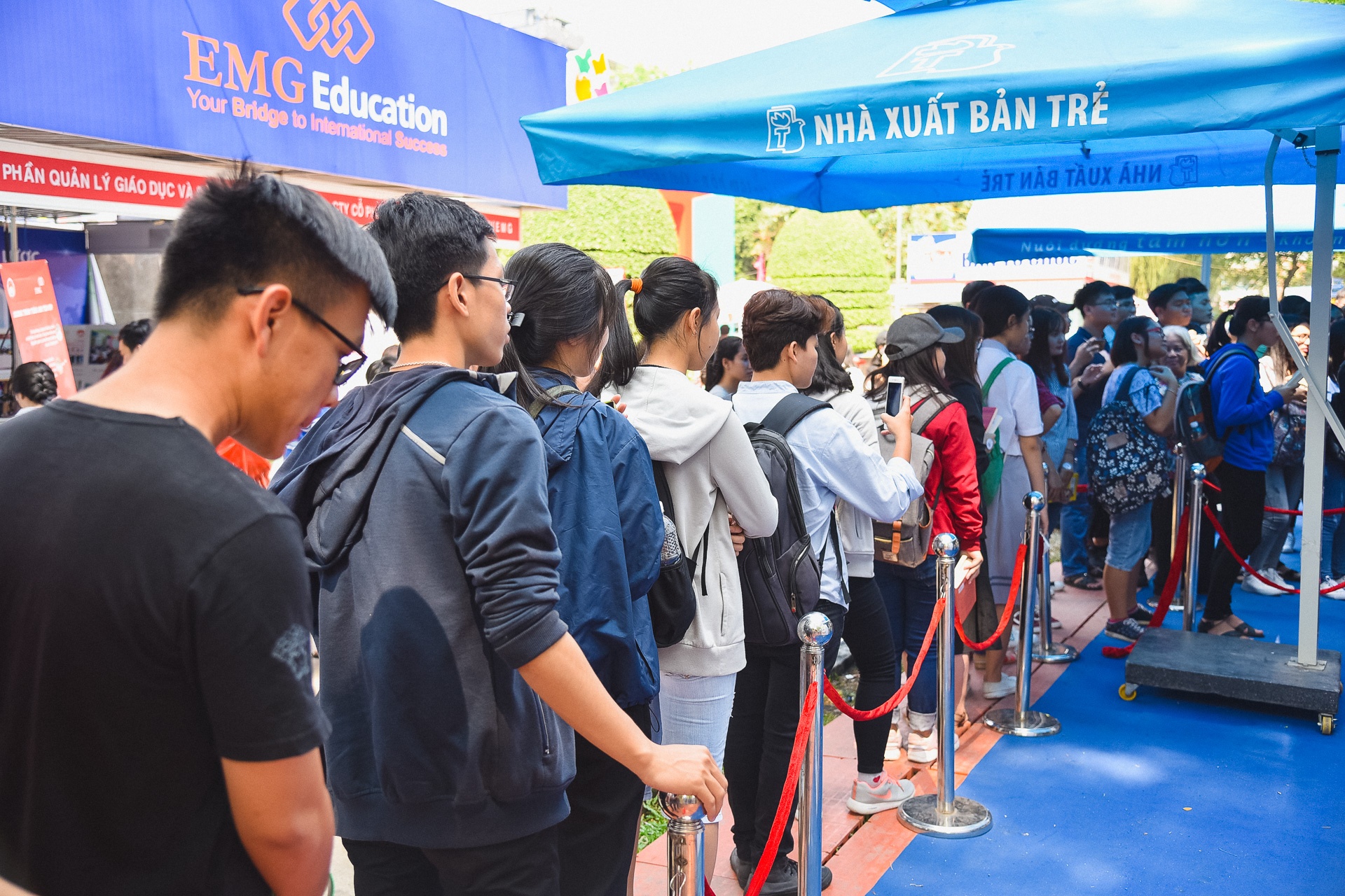 Nguyen Nhat Anh ky tang sach o hoi sach anh 6