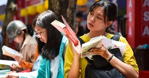 Ban doc tap nap mua sach giam gia sau trong ngay cuoi o Hoi sach hinh anh