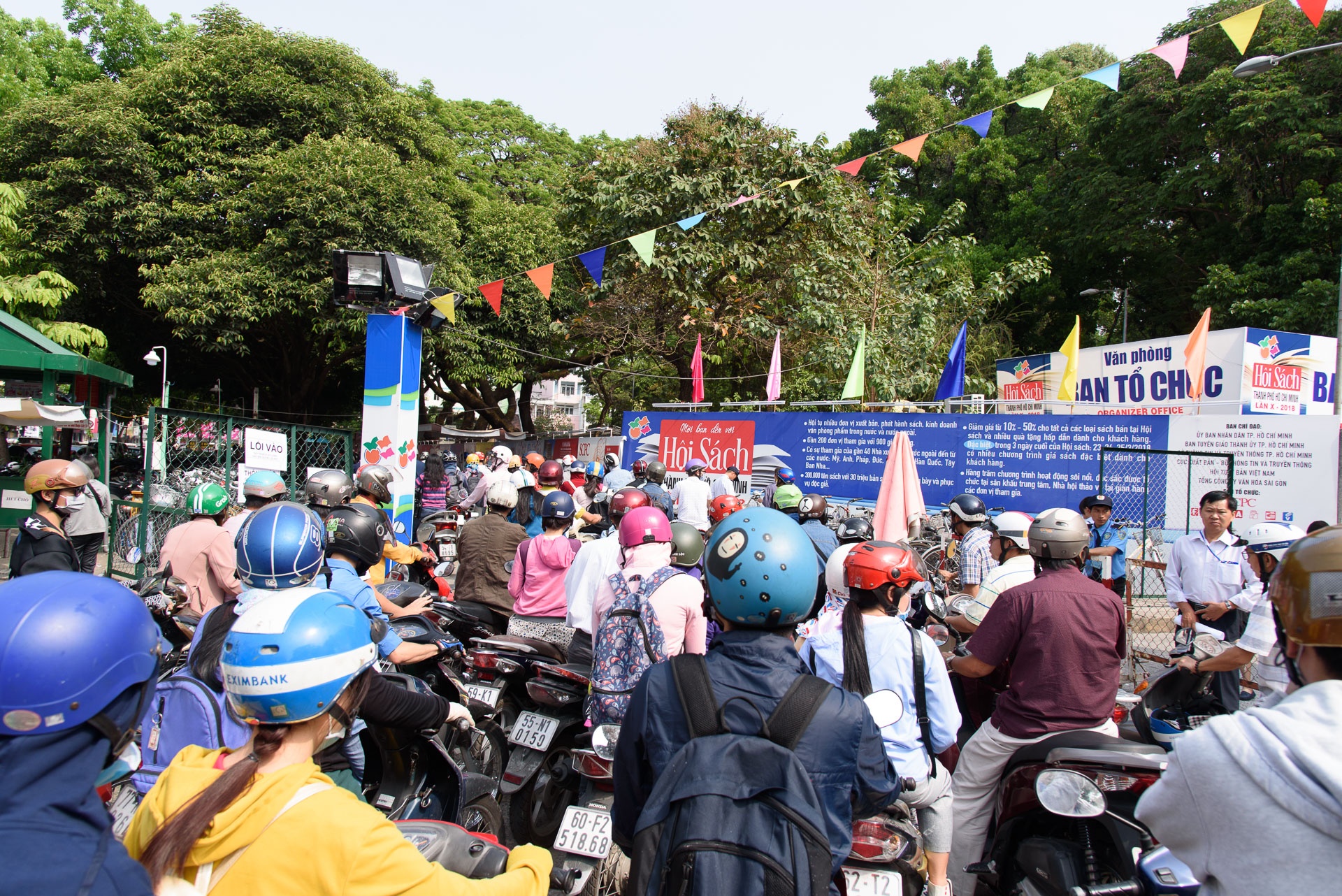 Hoi sach giam gia sau ngay cuoi anh 1