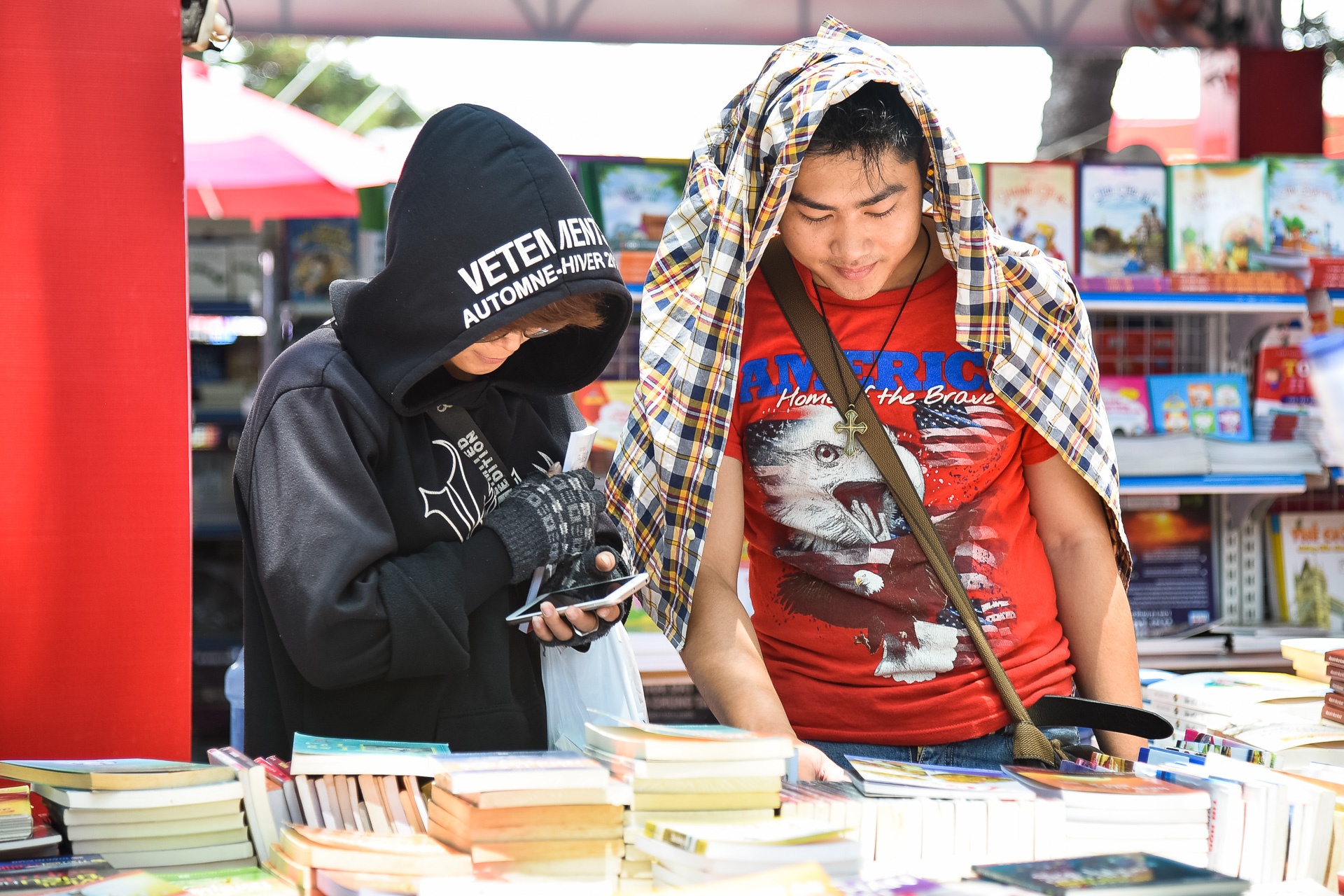 Hoi sach giam gia sau ngay cuoi anh 4