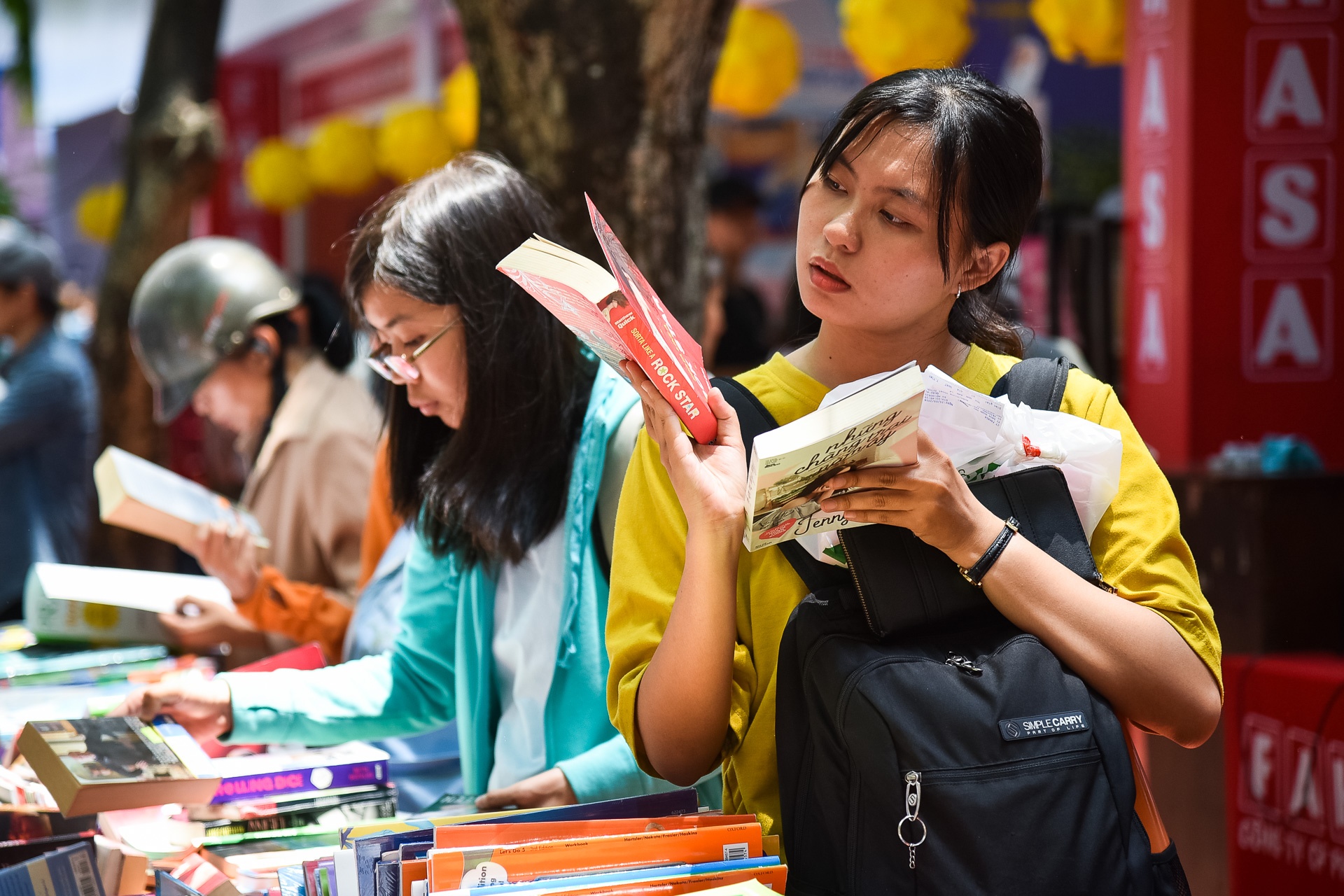 Hoi sach giam gia sau ngay cuoi anh 5