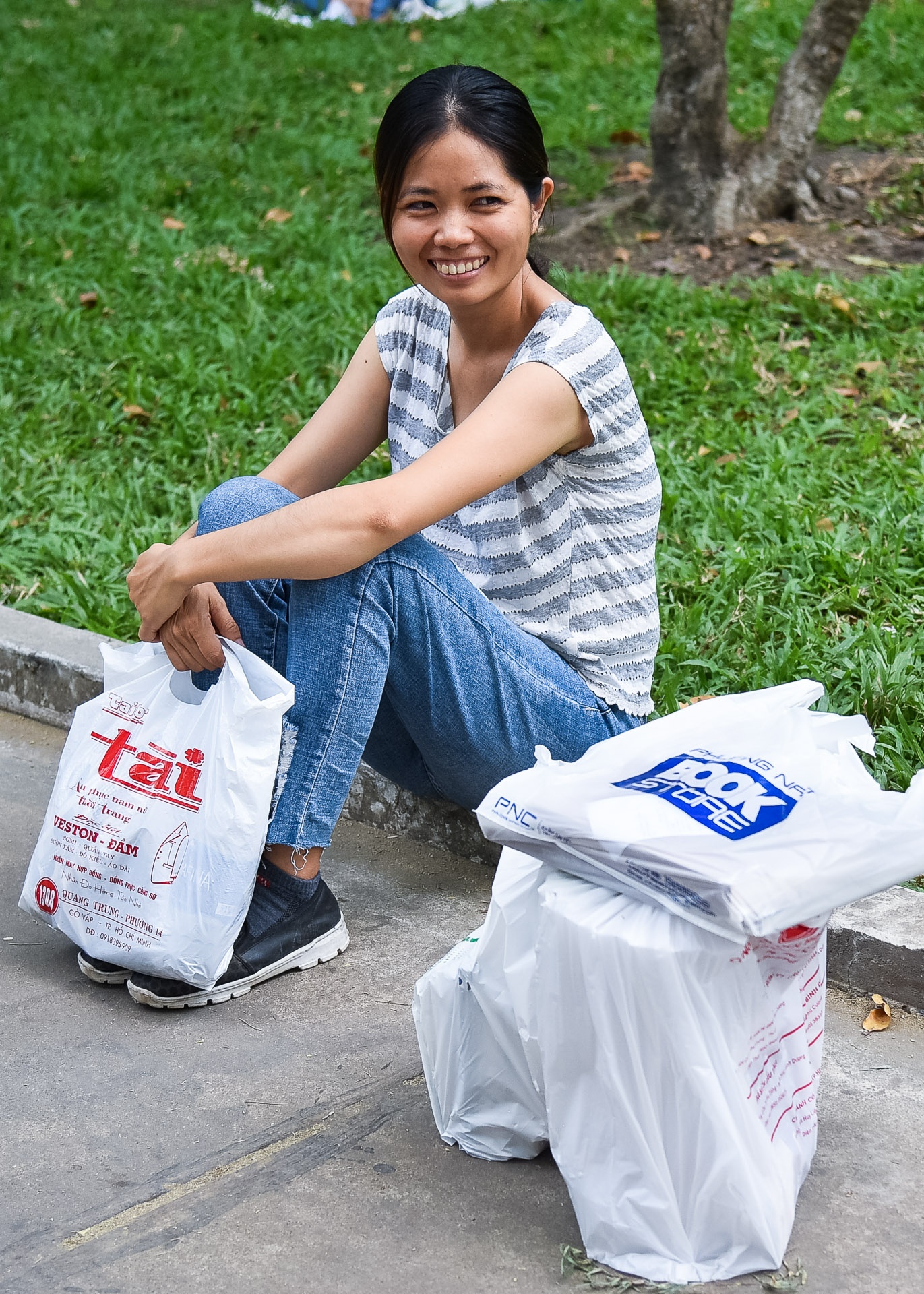 Hoi sach giam gia sau ngay cuoi anh 9