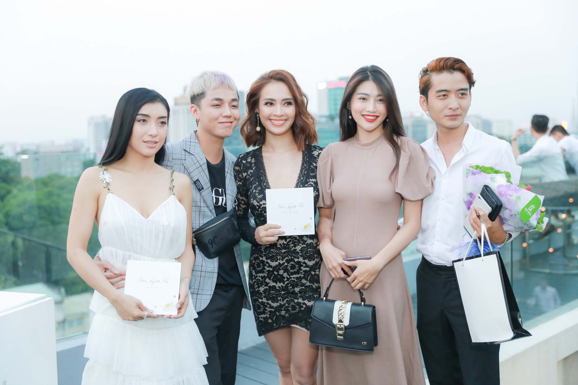 Lieu Ha Trinh ra mat tap tho Cuc Hoa mi anh 5