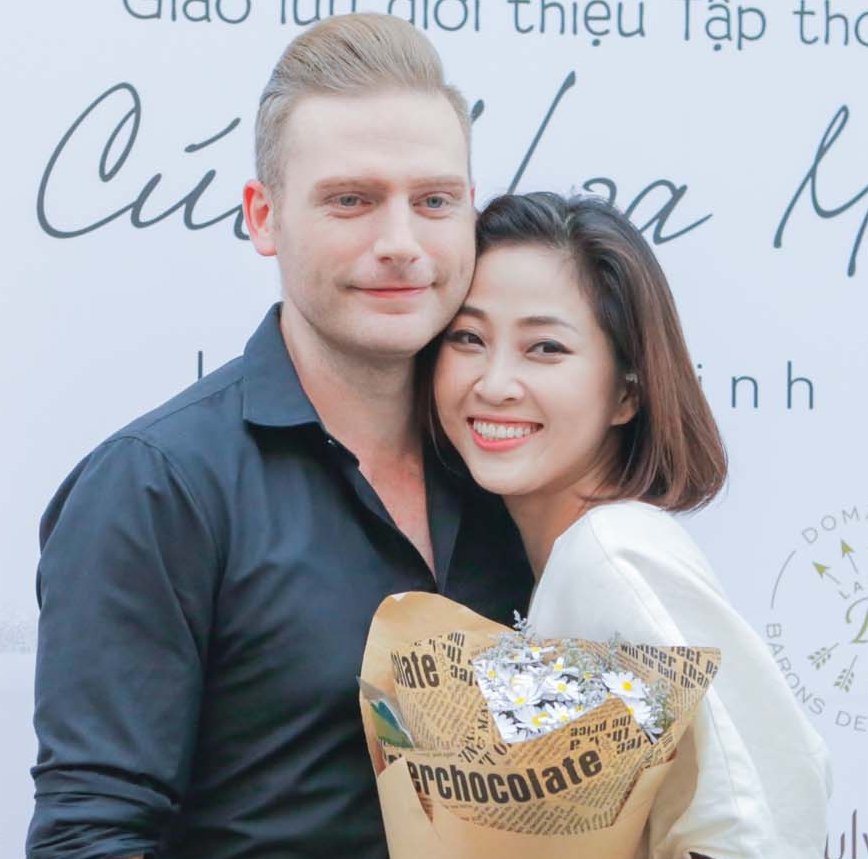 Lieu Ha Trinh ra mat tap tho Cuc Hoa mi anh 4