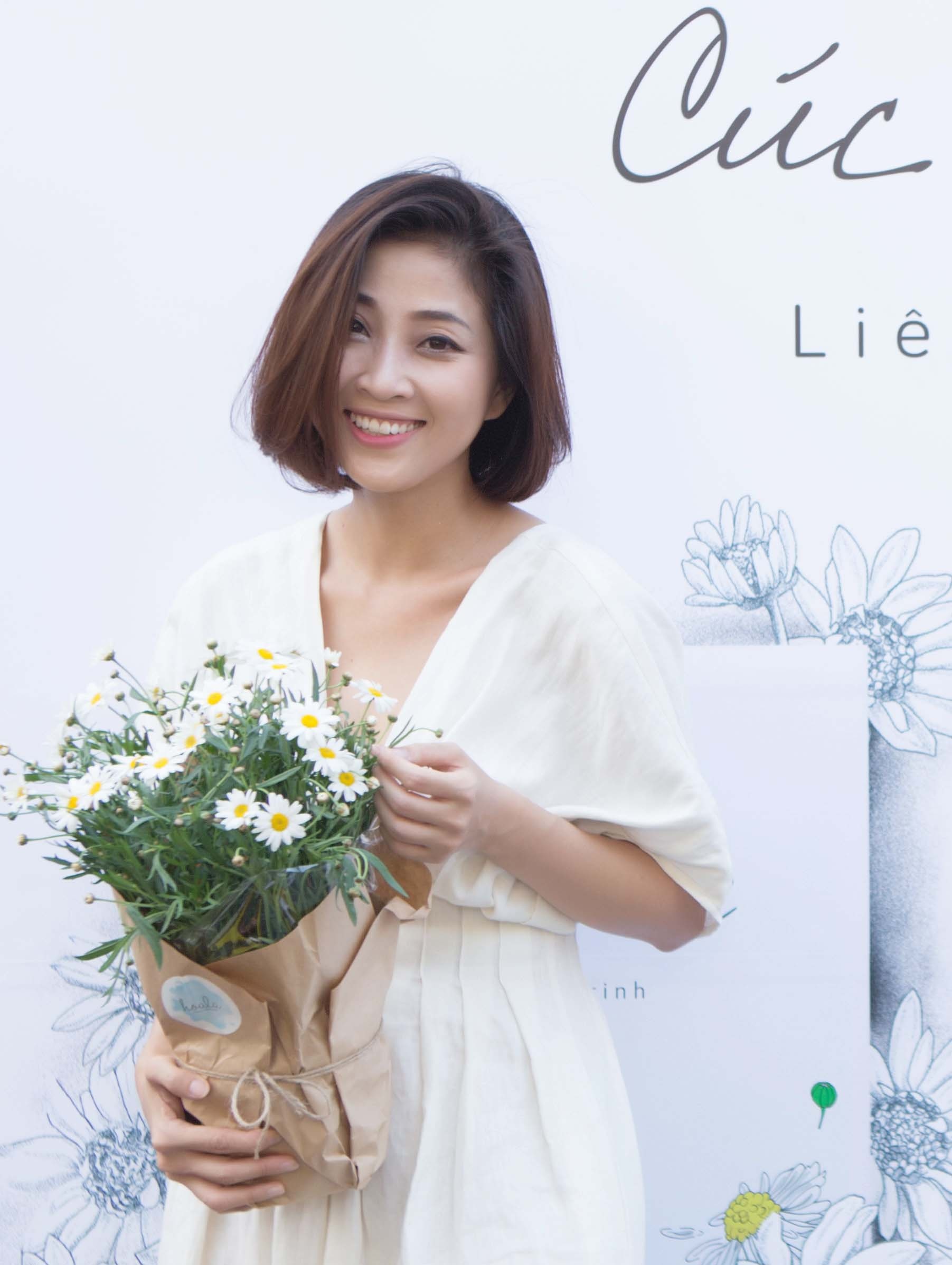 Lieu Ha Trinh ra mat tap tho Cuc Hoa mi anh 1