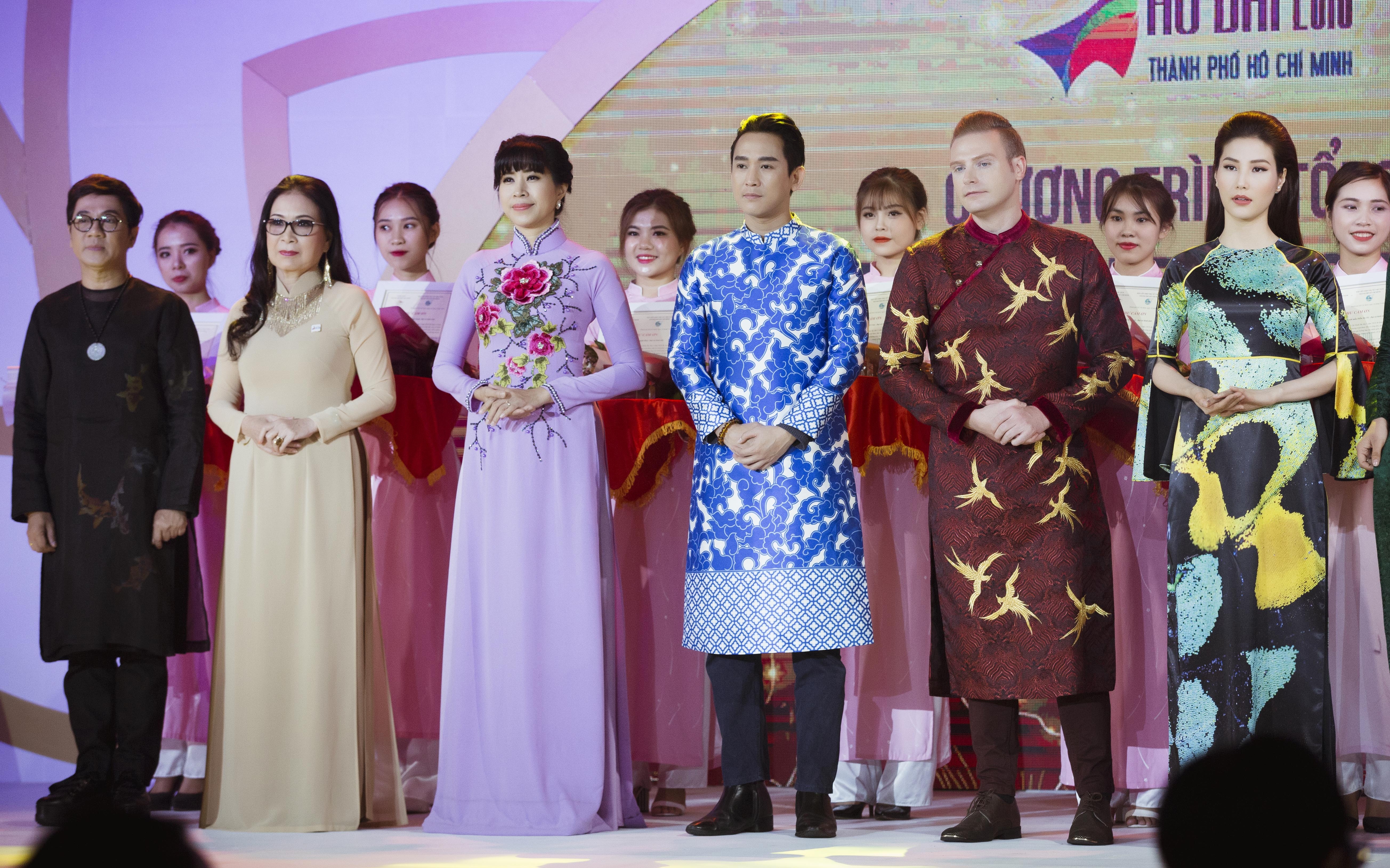 Angela Phuong Trinh le hoi ao dai anh 8