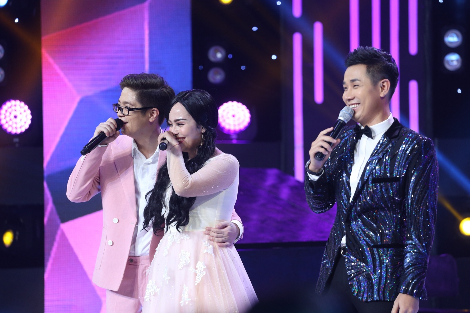 Bui Anh Tuan co tinh cam voi thi sinh anh 2