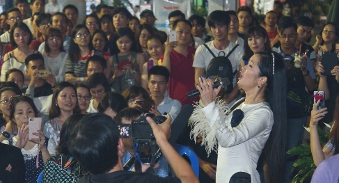 Khan gia ngoi tran long duong sach nghe Hong Nhung hat nhac Trinh hinh anh