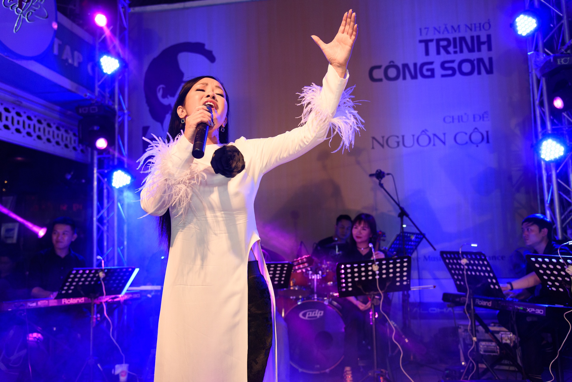 Hong Nhung, Duc Tuan xuc dong trong dem nhac tuong nho Trinh Cong Son hinh anh