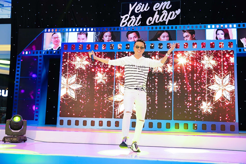 Hoai Lam dien canh yeu trong khach san anh 7