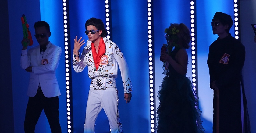 Viet Huong khoc vi nguoi hat rong khiem thi hinh anh