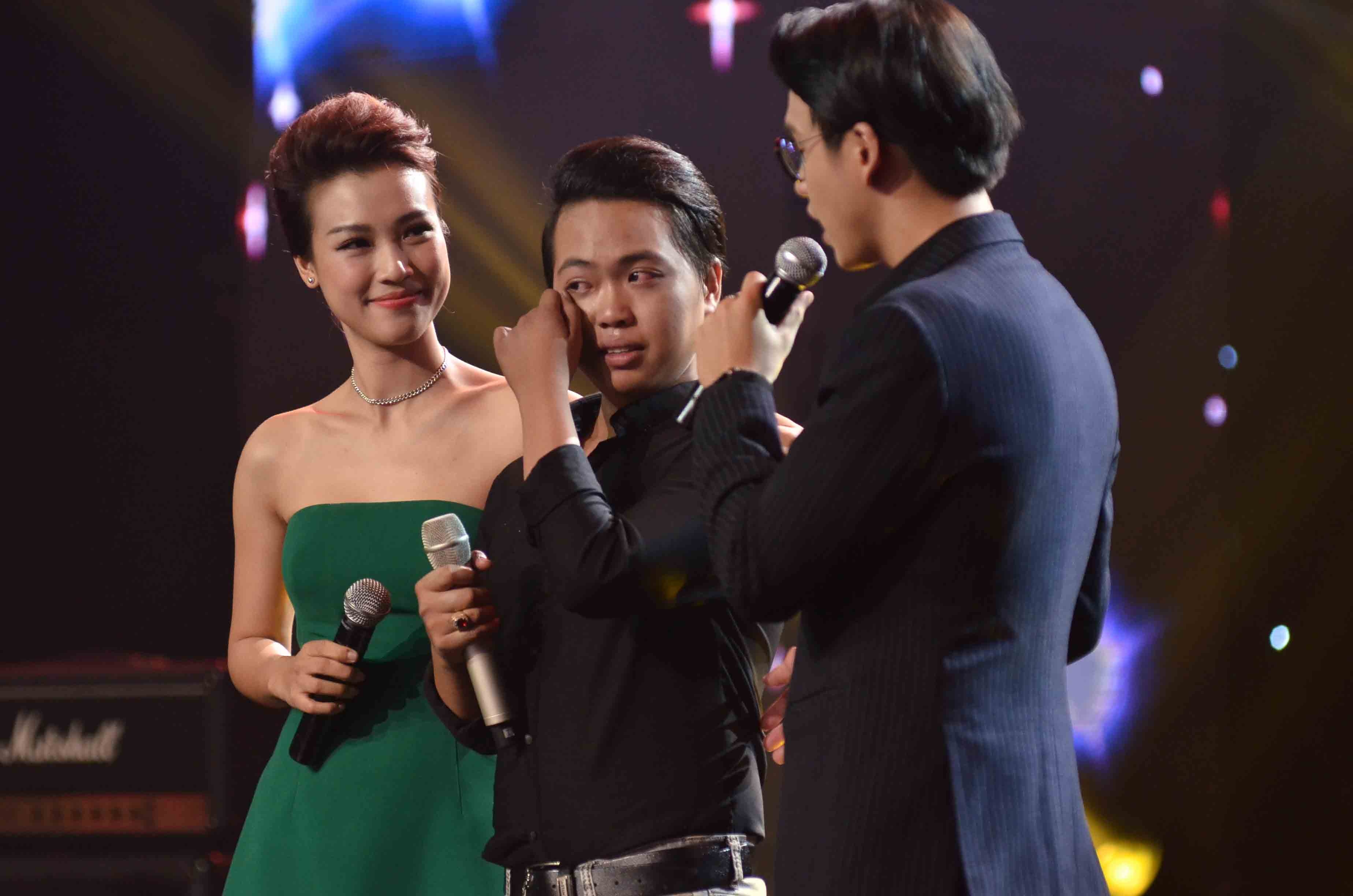 Thi sinh Thai Dat Thanh khoc nuc no khi nghe chia se cua Minh Tuyet hinh anh