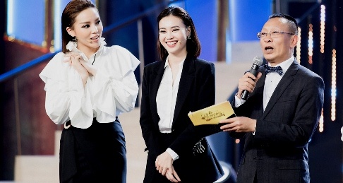 Nha bao Lai Van Sam xuat hien nhu 'bo gia' o Quy ong dai chien hinh anh