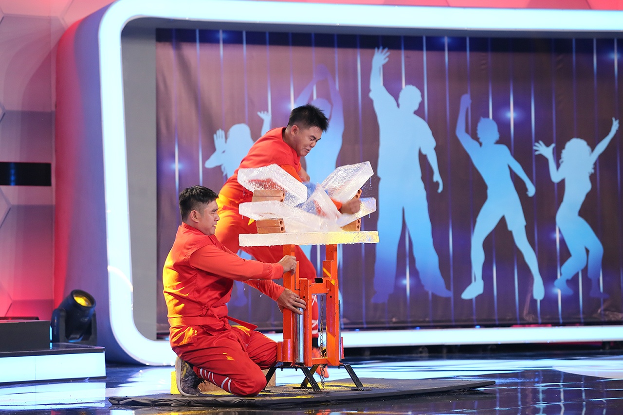 Hoai Linh do hoi dai voi nguoi bi an anh 2