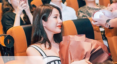 Diep Lam Anh khoc khi duoc chong sap cuoi tang nhan trong rap phim hinh anh