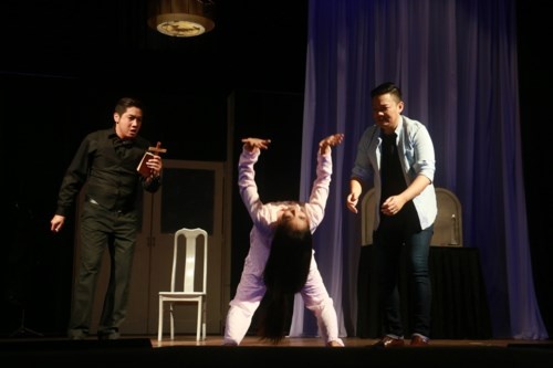 Khan gia ngat vi xem kich Diem bao anh 2