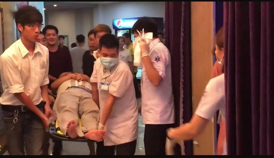 Khan gia ngat xiu khi xem kich o san khau Hong Van, dao dien noi gi? hinh anh