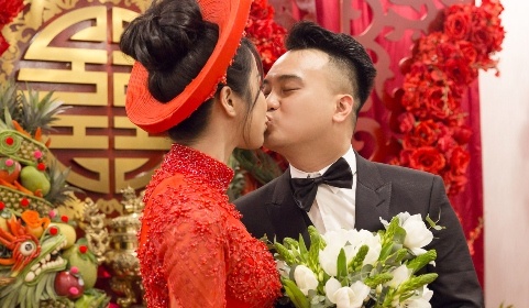 Diep Lam Anh va chong thieu gia trao nu hon ngot ngao o le don dau hinh anh