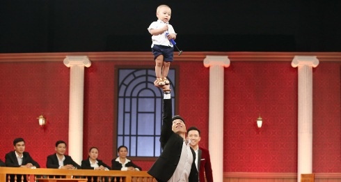 Dien xiec voi con trai 16 thang tuoi, Quoc Nghiep thang o game show hinh anh