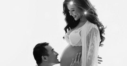 Thuy Diem khoe bung bau ben Luong The Thanh truoc ngay sinh hinh anh