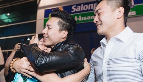 Quoc Co, Quoc Nghiep om cha me va oa khoc o san bay hinh anh