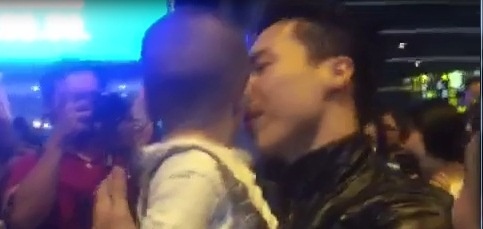 Quoc Co va Quoc Nghiep om con oa khoc khi ve nuoc hinh anh