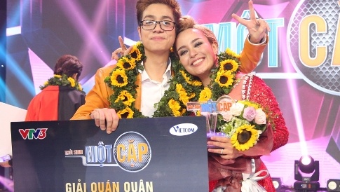 Co gai lai Tay bi nghi yeu Bui Anh Tuan dang quang Troi sinh mot cap hinh anh