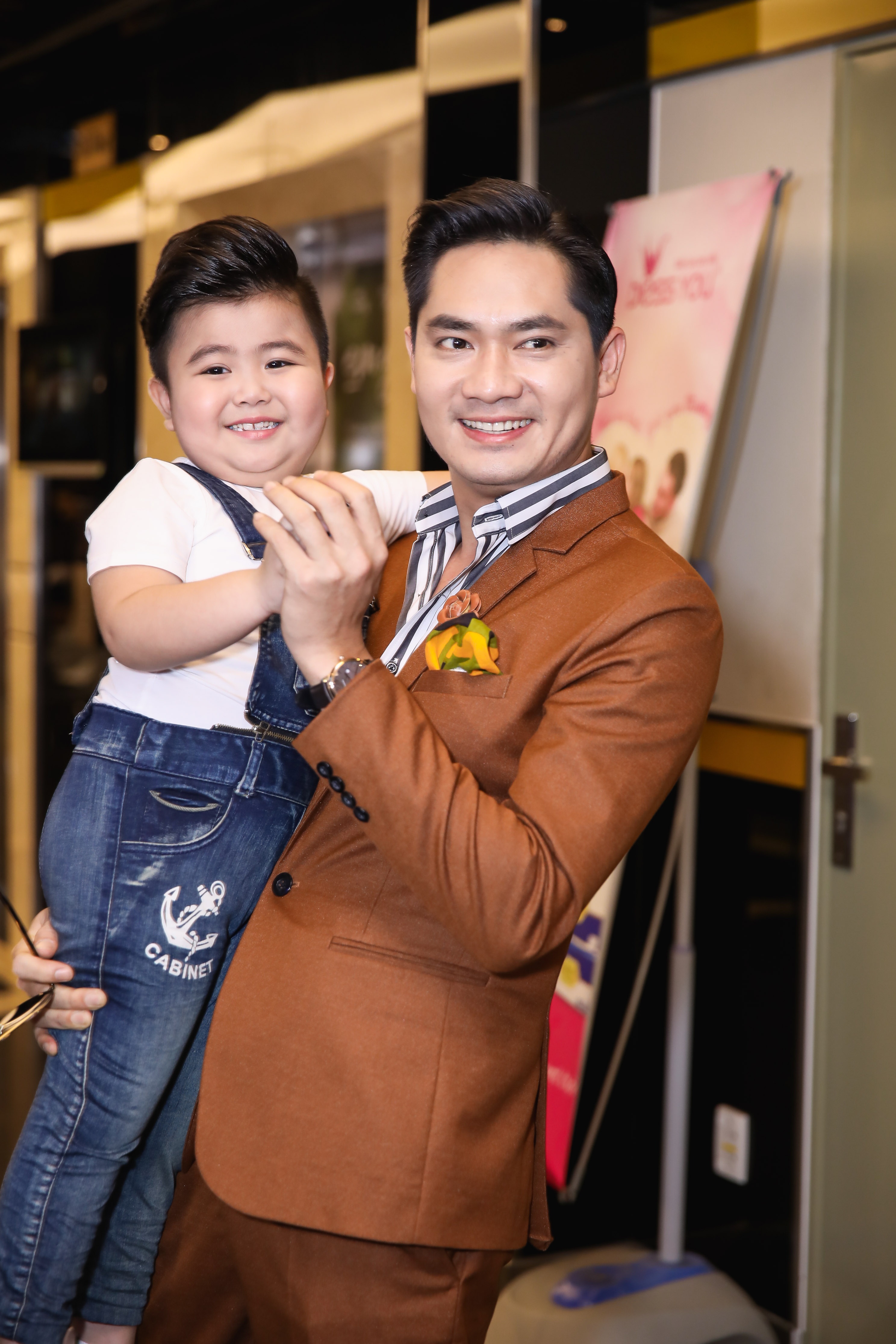 Minh Luan dong lo mat anh 2