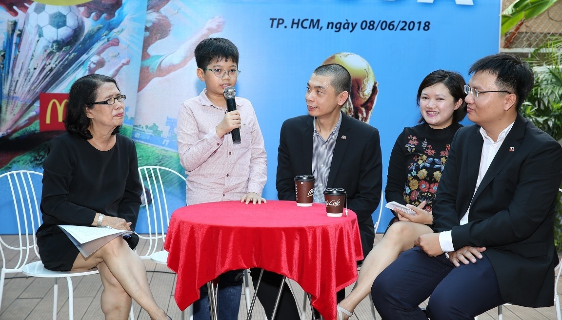 Vui cung bong da tai duong sach anh 1