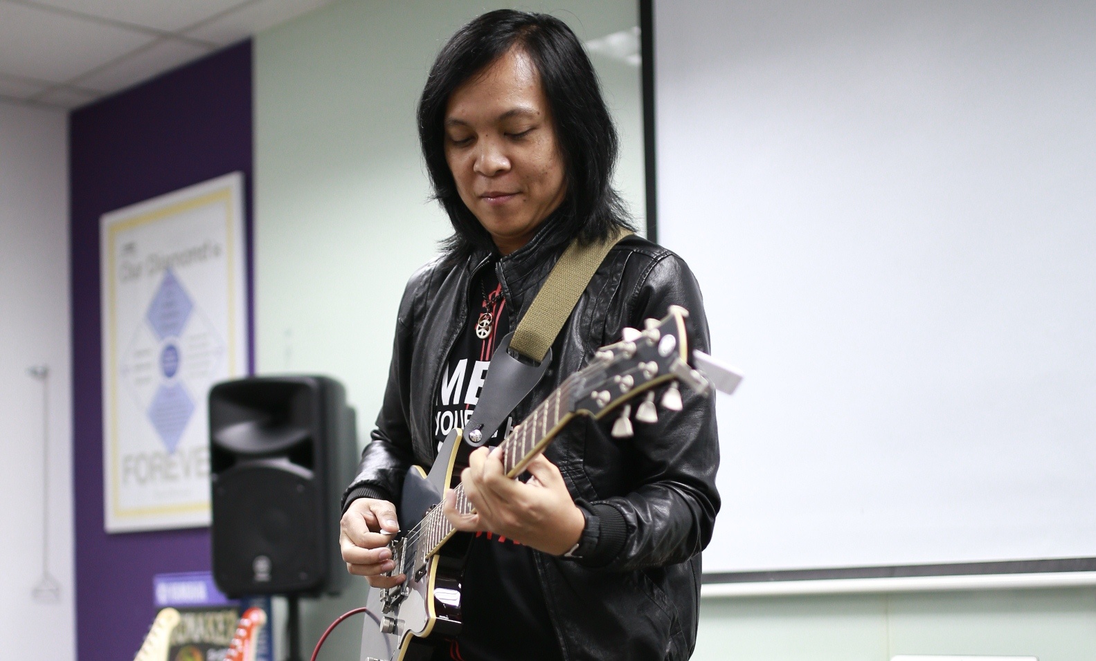 guitar noi tieng Thai Lan den Viet Nam dien anh 1